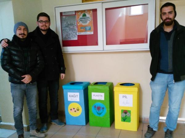Ahi Evran Üniversitesi Öğrencilerinin Projeleri Kapsamında Geri Dönüşüm Kutuları Hazırlandı.